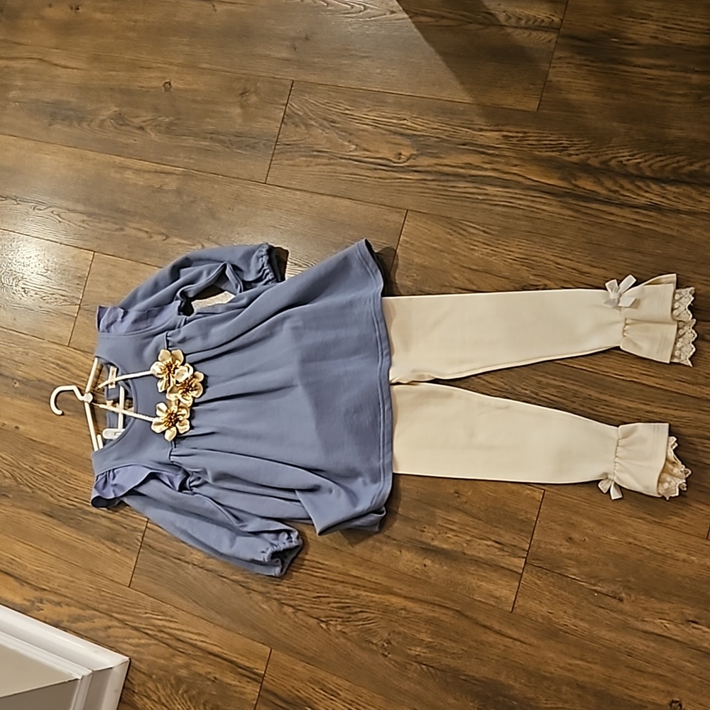 Mae Li Rose tunic Sweatshirt Dress blue w cream leggings and gold necklace